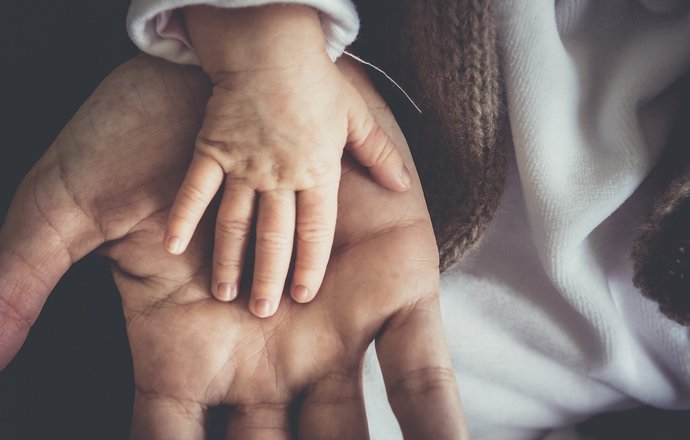 Dzieci zarażają się SARS-CoV-2 tak samo często, jak dorośli