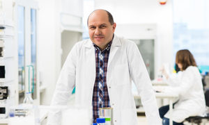 „Praca naukowca mogłaby nigdy się nie kończyć”. Dr hab. prof. UW Jacek Jemielity z Centrum 