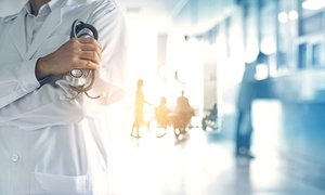 Bioetyk: pandemia uwidoczniła, że lekarz to zawód wysokiego ryzyka moralnego