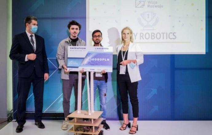 Robot, który dezynfekuje światłem