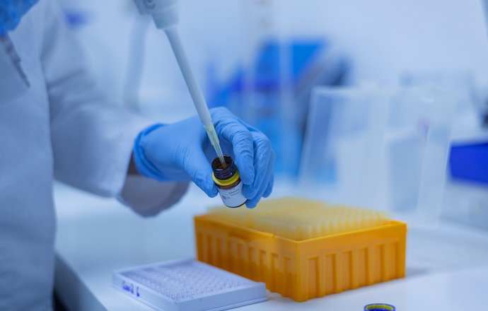 Rozpoczęto badania kliniczne drugiej fazy nowego leku przeciwko COVID-19