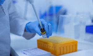 Rozpoczęto badania kliniczne drugiej fazy nowego leku przeciwko COVID-19