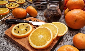 Świąteczne surowce kosmetyczne, czyli zapachy korzenne i cytrusowe unoszą się w powietrzu