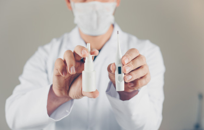 Rozpoczęły się badania kliniczne sprayu do nosa zabijającego koronawirusa