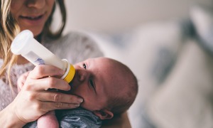 Mleko matki chorej na COVID-19 bezpieczne dla dziecka. Są wyniki polskich badań