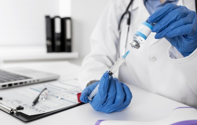 EMA i brytyjski MHRA pozytywnie opiniują szczepionkę przeciwko COVID-19 AstraZeneca 