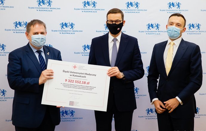 Premier i prezes ABM przekazali na ręce rektora SUM czek na utworzenie Śląskiego Centrum Ws