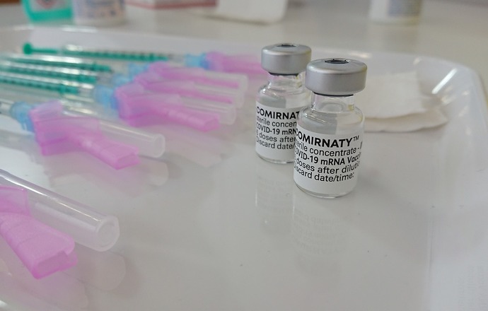 Pfizer i Moderna podnoszą ceny szczepionek przeciw COVID-19