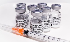 Szczepionka Pfizera przeciw COVID-19 z pełną autoryzacją FDA. Wymóg szczepień ze strony fir