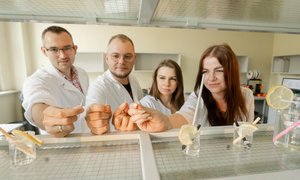 Ile chininy w tonikach? Pomoże to ustalić nowa metoda chemików UŁ