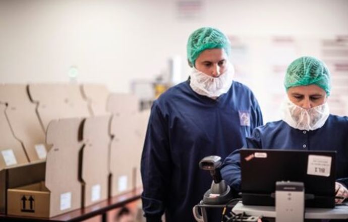 Lek od AstraZeneca zmniejsza ryzyko rozwoju ciężkiego przebiegu COVID-19 lub zgonu