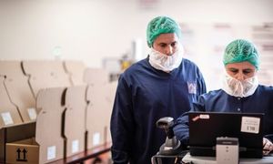 Lek od AstraZeneca zmniejsza ryzyko rozwoju ciężkiego przebiegu COVID-19 lub zgonu