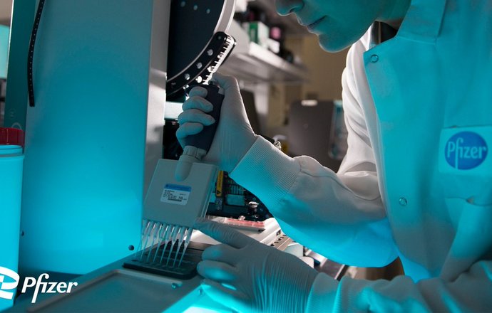 Pfizer informuje, że jego nowy lek chroni przed ciężkim COVID-19 w 89 proc.