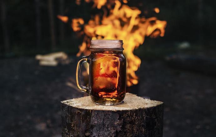 Naukowcy sugerują, że spożywanie alkoholu może narażać ludzi na... kleszcze i komary!