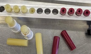 Student Wydziału Chemii UŁ bada krystalizację w pomadkach