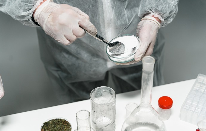 Naukowcy z Krakowa odkryli nową metodę usuwania narkotyków z organizmu
