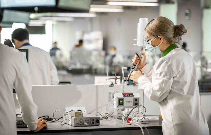 Dlaczego warto studiować biotechnologię? Eksperci odpowiadają: „To przyszłość medycyny i pr