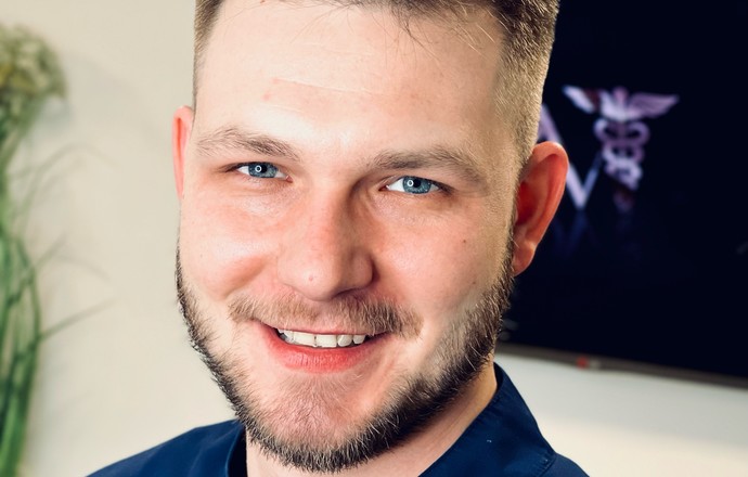 Jak zadbać o siebie w okresie zimowo-świątecznym? Pięć praktycznych wskazówek ratownika med